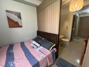 Near Airport Queen Bed Unit with Balcony,Sofa&Wifi at Shore 2 MOA 834